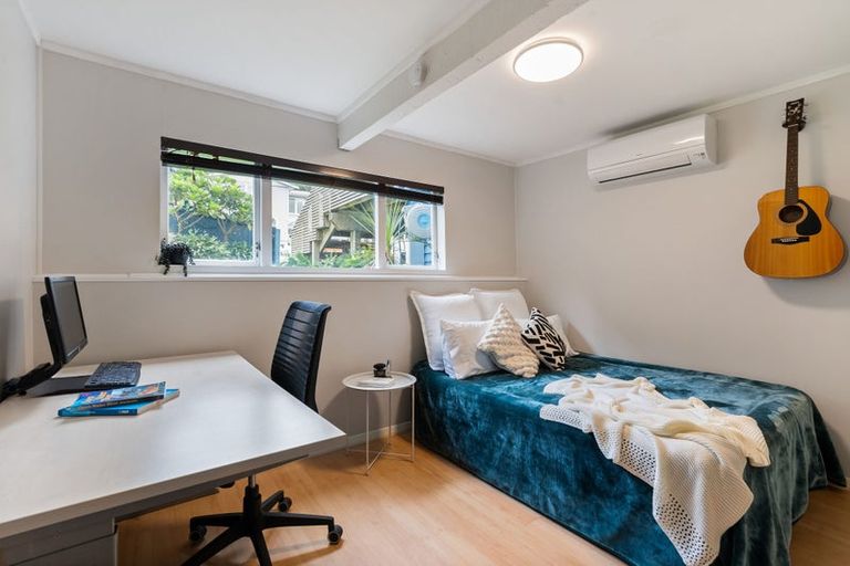 Photo of property in 66 Hungerford Road, Houghton Bay, Wellington, 6023