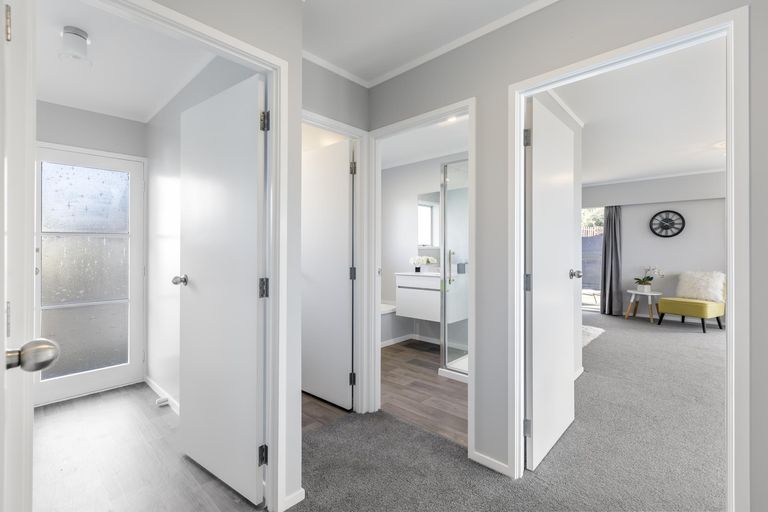 Photo of property in 1/12 Lydford Place, Glendene, Auckland, 0602