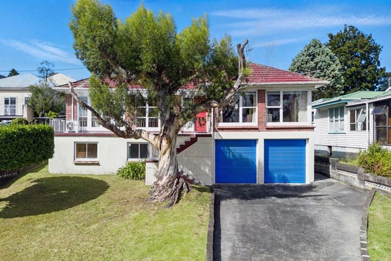 Photo of property in 18 Millbrook Road, Henderson, Auckland, 0612