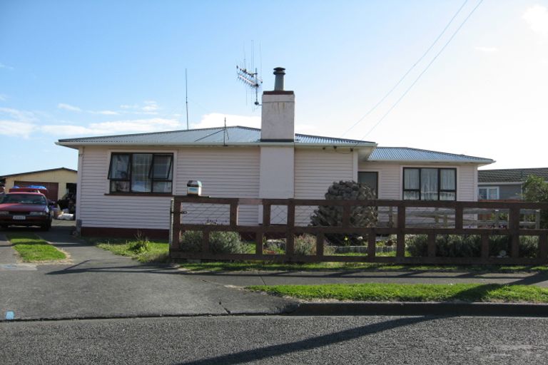 Photo of property in 17 Omori Place, Castlecliff, Whanganui, 4501