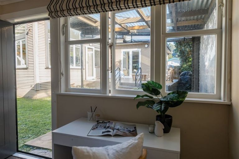 Photo of property in 35 Pukatea Street, Eastbourne, Lower Hutt, 5013