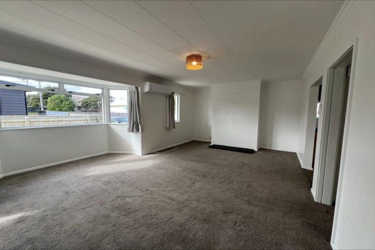 Photo of property in 5 Karaka Street, Castlecliff, Whanganui, 4501