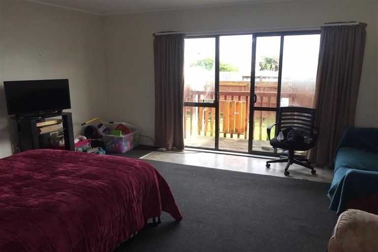 Photo of property in 1/11 Maplesden Drive, Clendon Park, Auckland, 2103