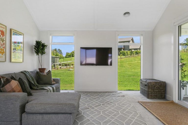 Photo of property in 5 Lens Way, Acacia Bay, Taupo, 3385