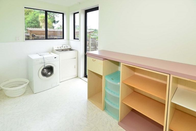 Photo of property in 2/81 Knights Road, Rothesay Bay, Auckland, 0630