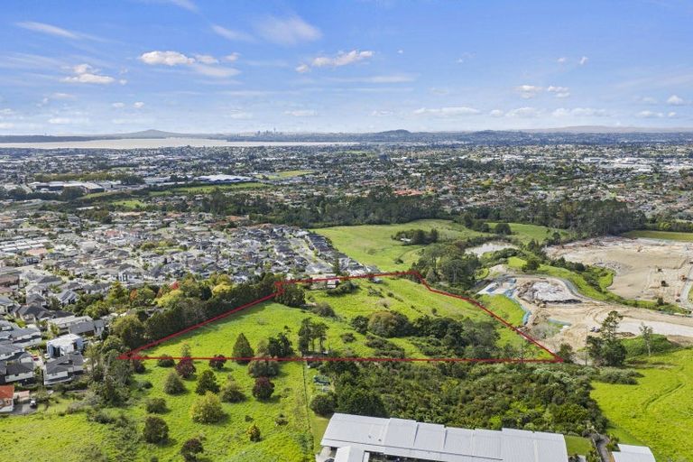 Photo of property in 16 Babich Road, Henderson Valley, Auckland, 0614