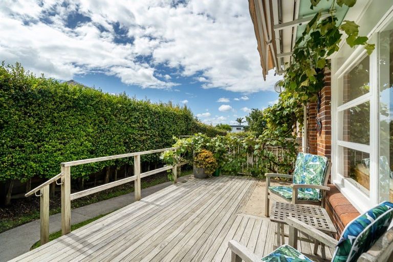 Photo of property in 2/2b Grove Road, Narrow Neck, Auckland, 0624