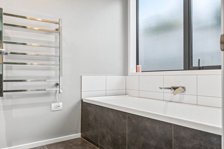 Photo of property in 7 Centre Crescent, Wanaka, 9305