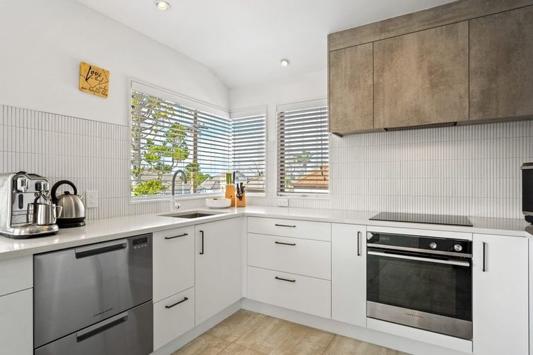 Photo of property in 210 East Coast Road, Forrest Hill, Auckland, 0620