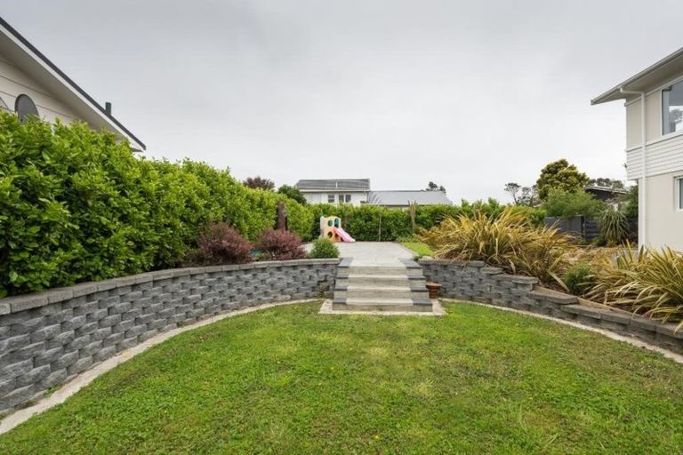 Photo of property in 21 Cheyne Walk, Newlands, Wellington, 6037