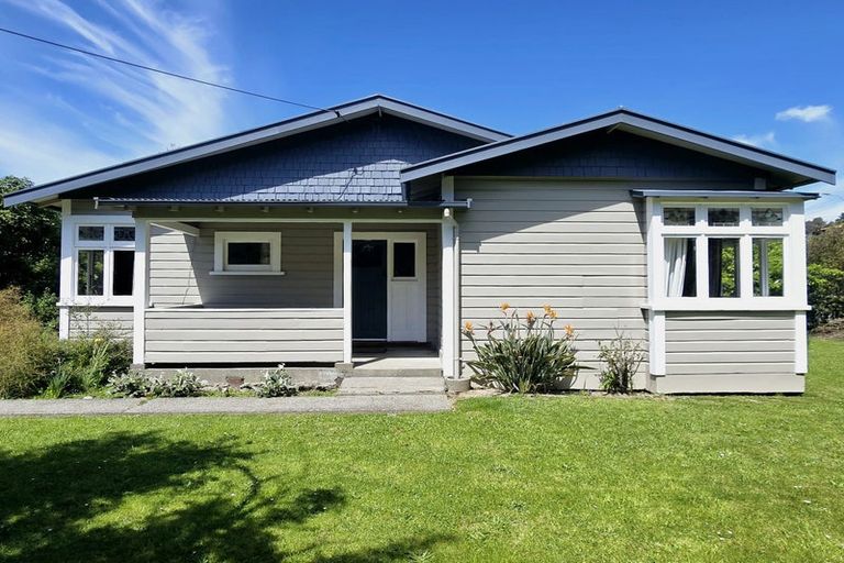 Photo of property in 16 Buller Street, Picton, 7220