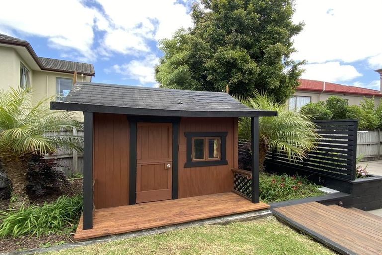 Photo of property in 17 Glen Bay Close, Pinehill, Auckland, 0632