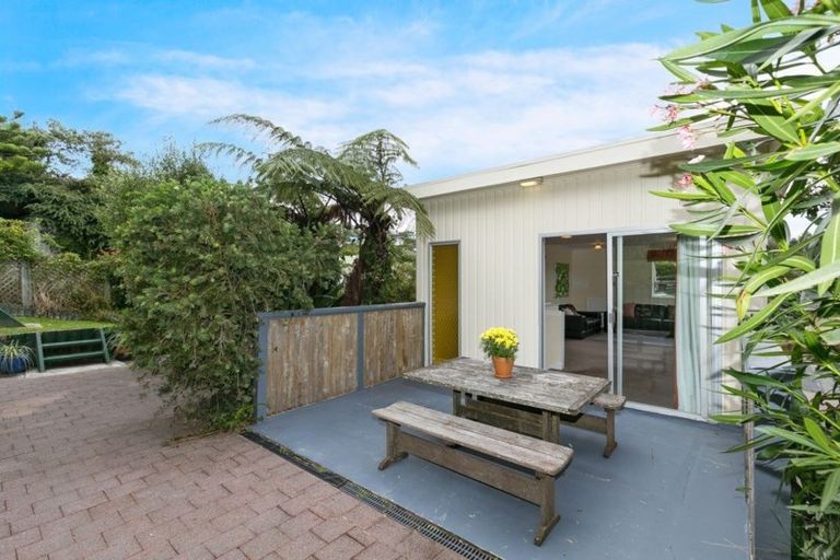 Photo of property in 25 Catherine Crescent, Paparangi, Wellington, 6037