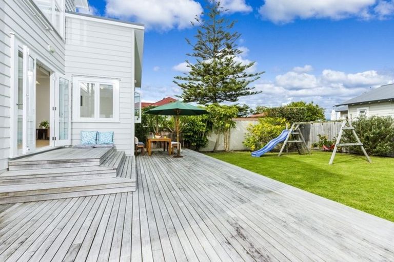 Photo of property in 22 Onewa Road, Northcote Point, Auckland, 0627