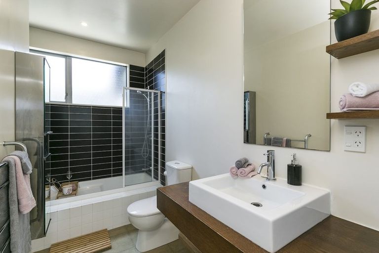 Photo of property in 4 Tiketike Way, Brooklyn, Wellington, 6021