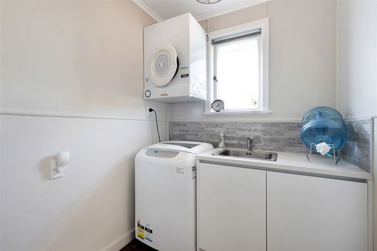 Photo of property in 129 View Road, Sunnyvale, Auckland, 0612