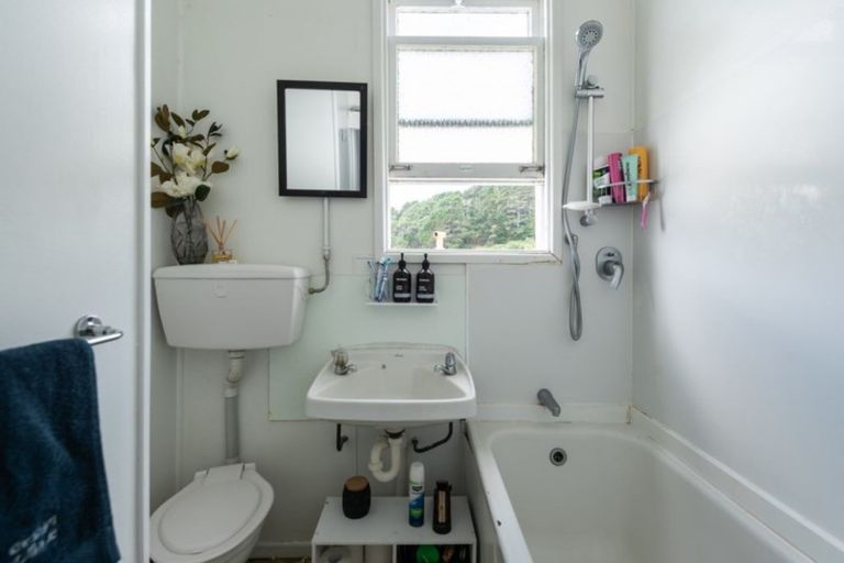 Photo of property in 16 Glendavar Street, Berhampore, Wellington, 6023