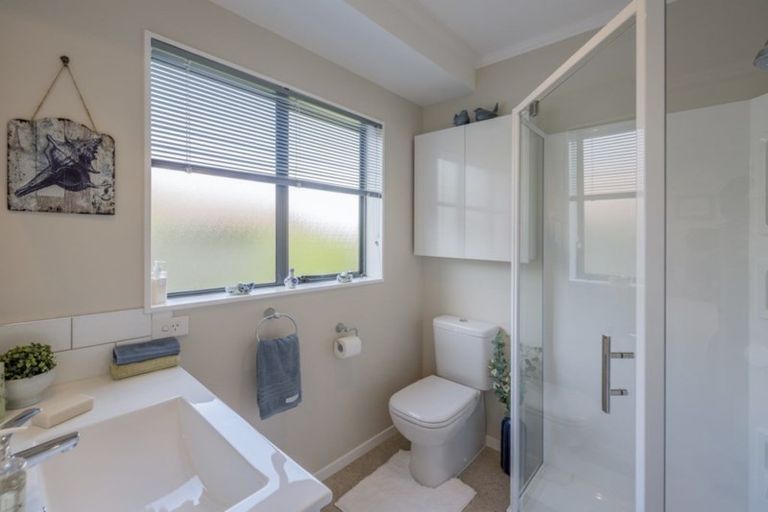 Photo of property in 7 Cranbrook Grove, Waikanae, 5036