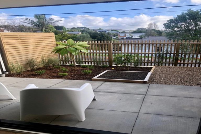 Photo of property in 4/35 Garadice Road, Rothesay Bay, Auckland, 0630
