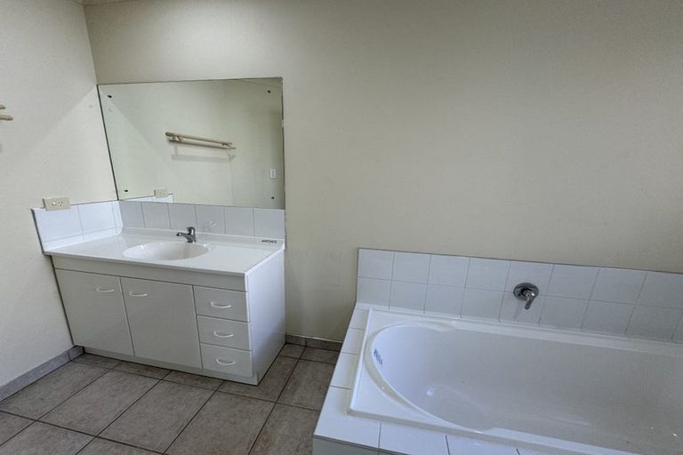 Photo of property in 4 Highgrove Lane, Totara Vale, Auckland, 0632