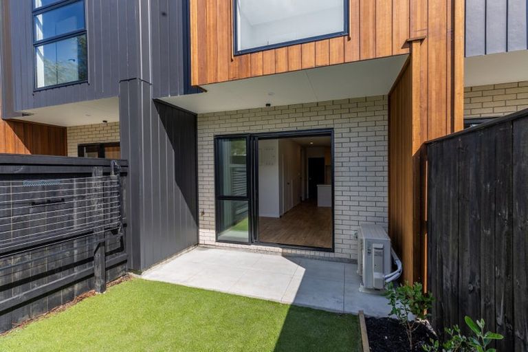 Photo of property in 5/89 Beach Road, Te Atatu Peninsula, 0610