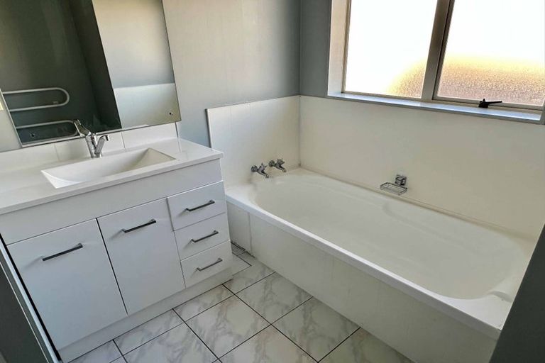 Photo of property in 2/327 Botany Road, Golflands, Auckland, 2013