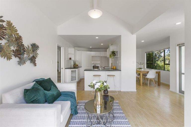 Photo of property in 17 Mandeville Place, Unsworth Heights, Auckland, 0632