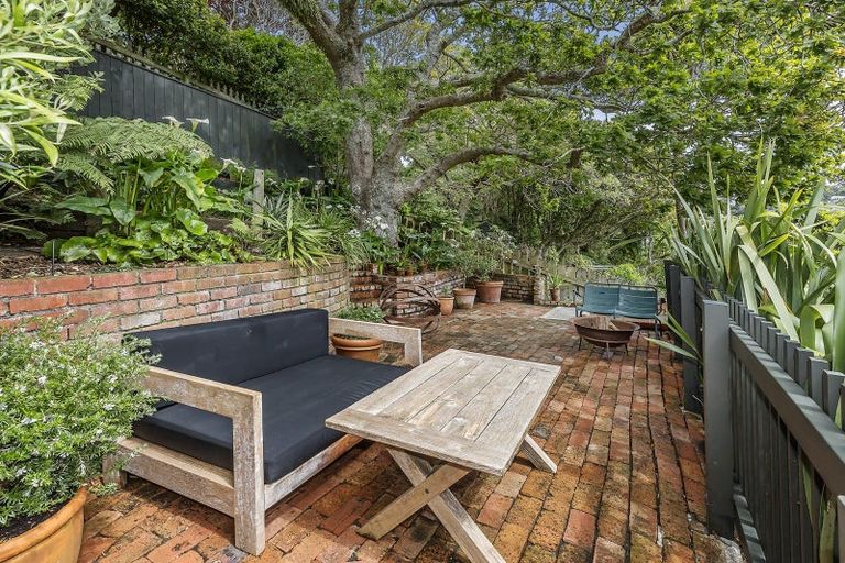 Photo of property in 19 Lower North Terrace, Kelburn, Wellington, 6012