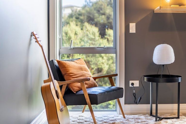 Photo of property in 5 Helm Place, Whitby, Porirua, 5024