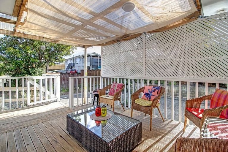 Photo of property in 49 Totaravale Drive, Totara Vale, Auckland, 0629