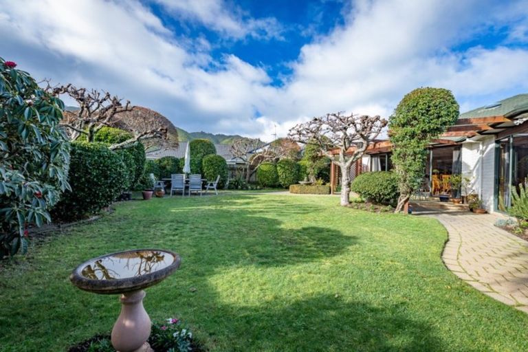 Photo of property in 16 Runanga Grove, Waikanae, 5036