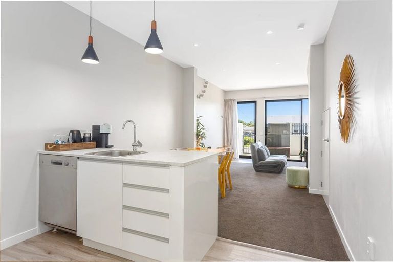 Photo of property in 2/6 Oswald Crescent, Paparangi, Wellington, 6037