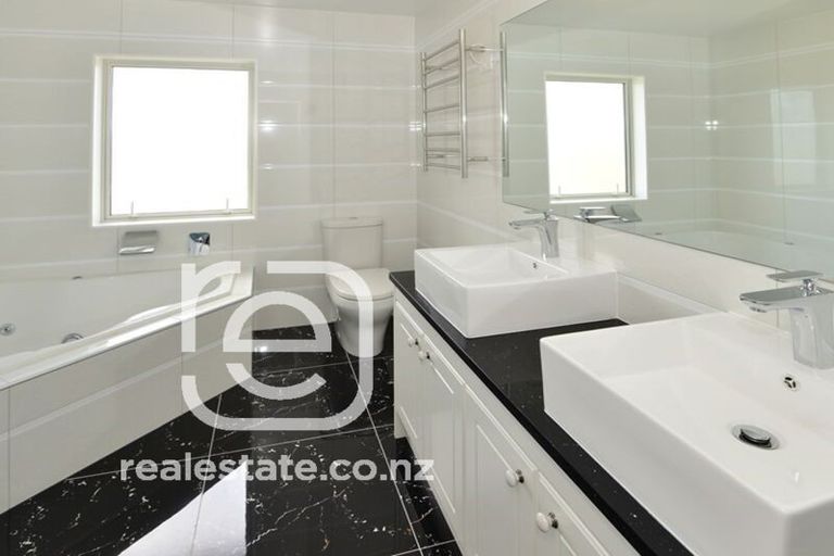 Photo of property in 68 Huntington Park Drive, Greenhithe, Auckland, 0632