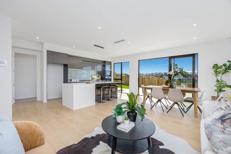 Photo of property in 16 Pekanga Road, Orewa, 0931