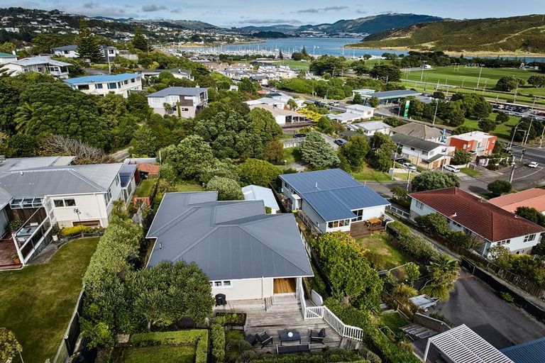 Photo of property in 9 Mana View Road, Paremata, Porirua, 5026