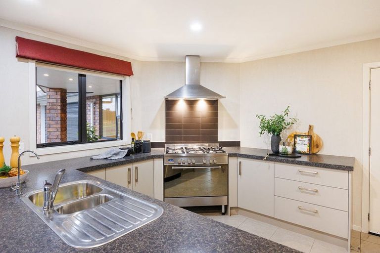 Photo of property in 3 Medallion Court, Kelvin Grove, Palmerston North, 4414