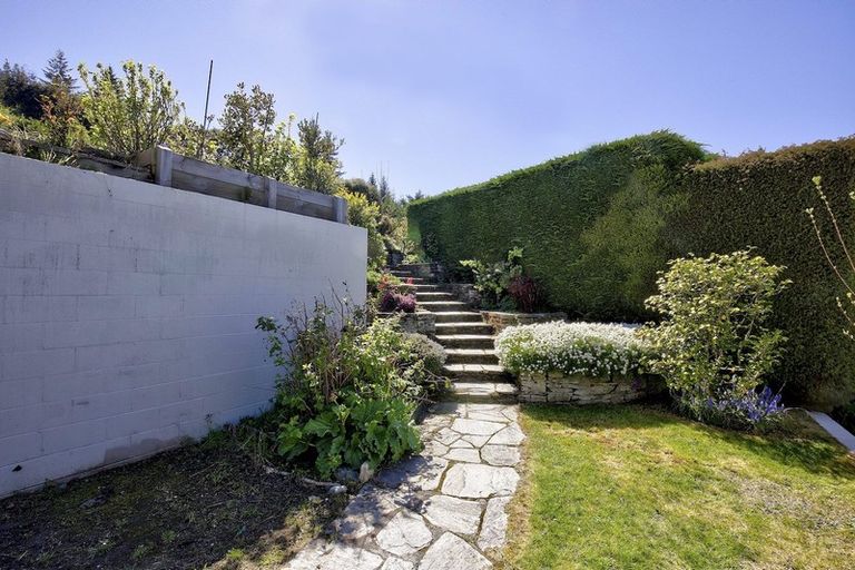 Photo of property in 92 Wynyard Crescent, Fernhill, Queenstown, 9300