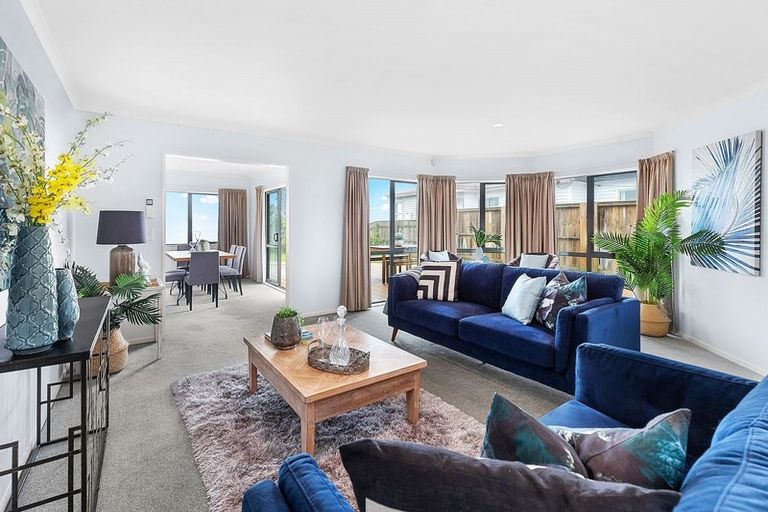 Photo of property in 52 Miles Crescent, Newlands, Wellington, 6037