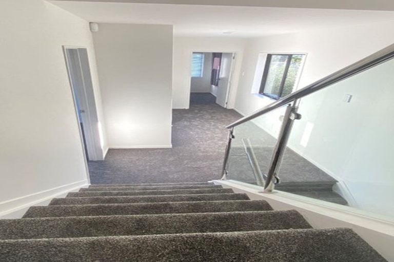 Photo of property in 13b Tenbless Court, Unsworth Heights, Auckland, 0632