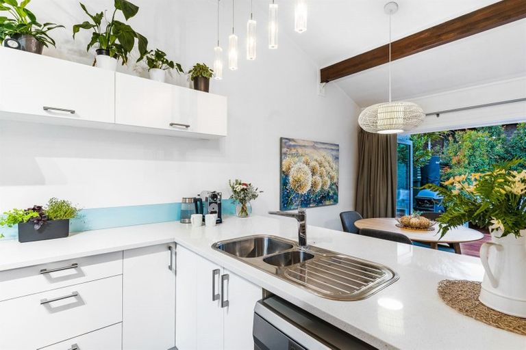 Photo of property in 2/40 James Evans Drive, Northcote, Auckland, 0627