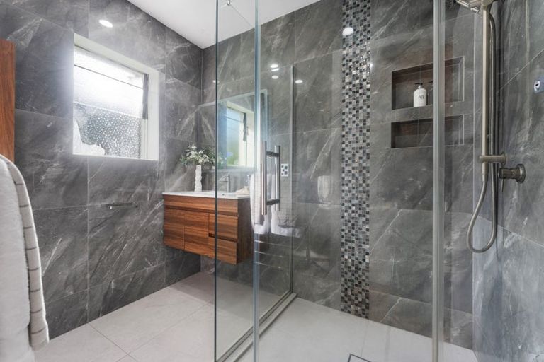 Photo of property in 16 Forrest Hill Road, Forrest Hill, Auckland, 0620