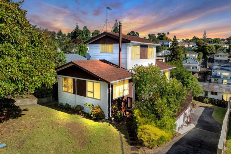 Photo of property in 16 Pavola Grove, Glenfield, Auckland, 0629