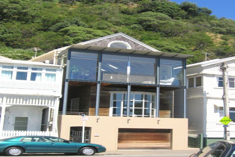 Photo of property in 160 Oriental Parade, Oriental Bay, Wellington, 6011