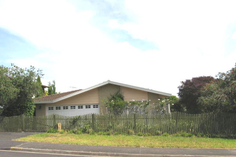 Photo of property in 3 Delisle Place, Windsor Park, Auckland, 0632