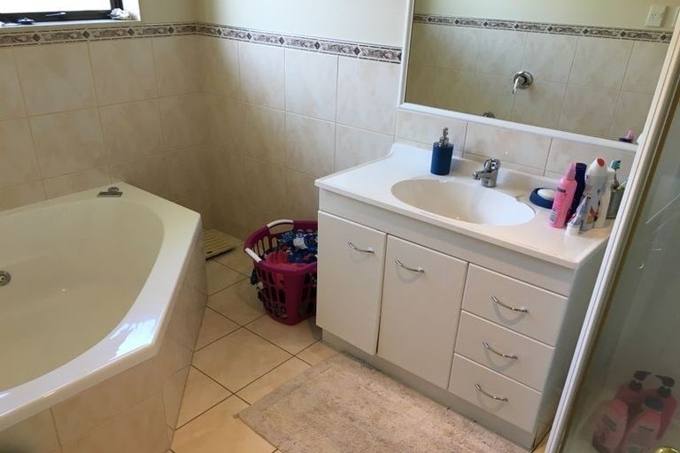 Photo of property in 37 Robin Brooke Drive, Flat Bush, Auckland, 2019