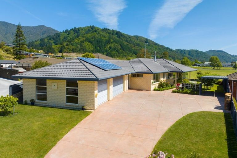 Photo of property in 32 Admiralty Place, Waikawa, Picton, 7220