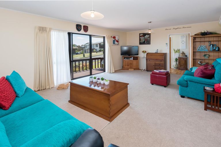 Photo of property in 14 Gwenand Place, Botany Downs, Auckland, 2010
