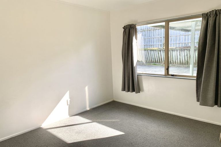 Photo of property in 2/87 Fairclough Road, Beach Haven, Auckland, 0626