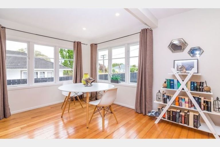 Photo of property in 10 Devon Street, Te Atatu South, Auckland, 0610