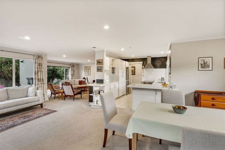 Photo of property in 13 Bridgehead Cove, West Harbour, Auckland, 0618